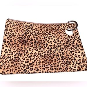 🎉OVENTURE SILICONE LEOPARD POUCH🎉EXCELLENT CONDITION!!